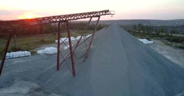 Іржавий сектор гірничодобувної промисловості підтримує силует ховає східне сонце — стокове відео