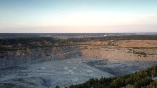 Pedreira grande cinza com técnica especial de mineração contra a cidade — Vídeo de Stock