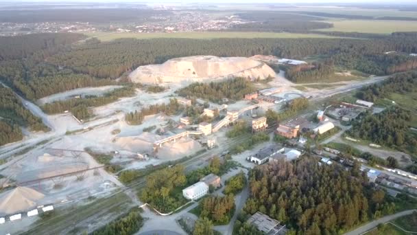 Gewaltige Bergbaufabrik an Gebäuden, die von Wäldern umgeben sind — Stockvideo