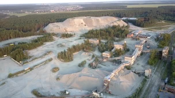Pintorescos equipos de fábrica minera en rieles contra la ciudad — Vídeo de stock