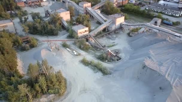 Equipos de minería en carretillas de escombros rodeadas de bosques — Vídeos de Stock