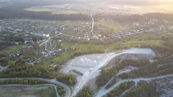 Malerische graue Schottergrube umgeben von grünen Wäldern — Stockvideo