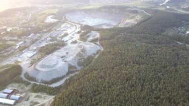 şehir ve orman arasında bulunan pitoresk eski madencilik çukuru