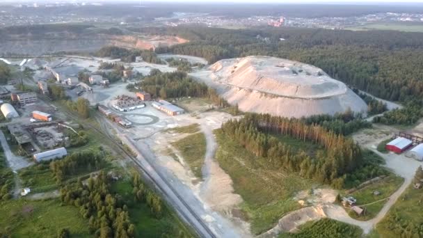 brouette picturale à la forêt dense verte contre petite ville 