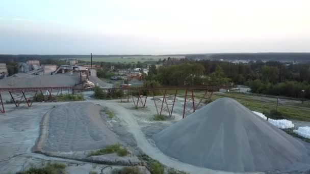 Grey rubble barrow under rusty supports against forests — Stock Video