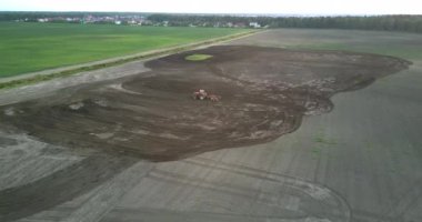 kırmızı traktör çekme pulluk üst görünümü ile alan sürme