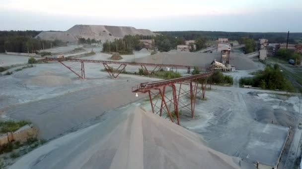 Soporte oxidado sobre carretilla gris contra bolsas completas blancas — Vídeo de stock