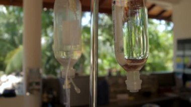 plastik damlaampuller bulunan şeffaf arıtma sıvı