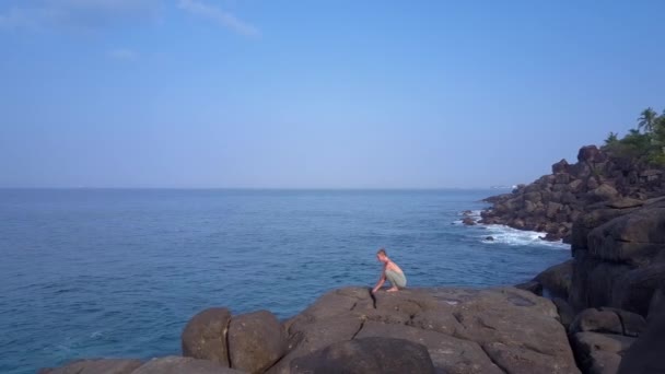Tropikalny charakter z niebieskim oceanem i kobieta praktykujących jogę — Wideo stockowe