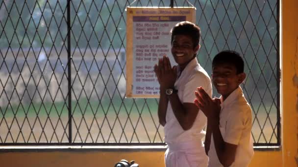 Scolaretti singalesi pregare e ragazzo mostra gesto — Video Stock