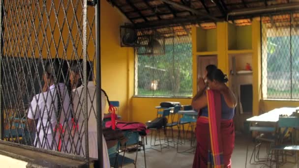 Escolares y maestros rezan en el aula con la tabla — Vídeos de Stock