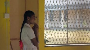 kız ders önce dua ve sınıfta ayakta gülüyor