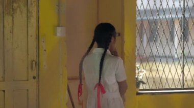 uzun saçlı kız ders ders önce sınıfta ayakta dua