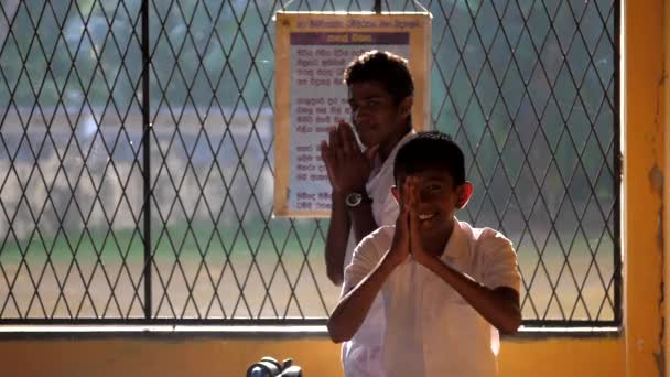 Sinhálští školáci se modlí proti stolu s textem — Stock video