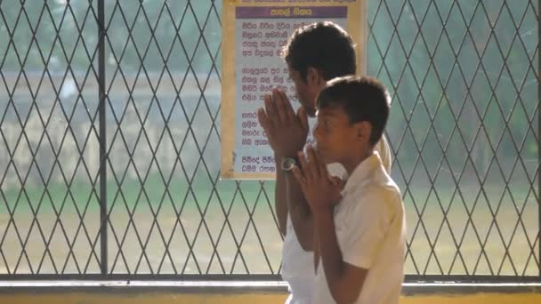 Sinhalese schoolboys be innan lektionen på första dagen — Stockvideo