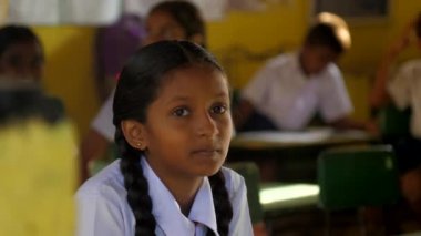 genç güzel Sinhalese kız son ders oturur