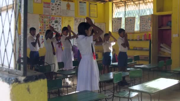 Sinhalese skolbarn be stående i klassrummet — Stockvideo