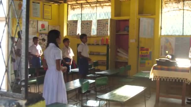 Singhalesische Schüler beten mit Blick auf Lehrer — Stockvideo