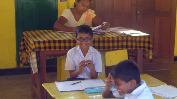 Sinhalese schoolboys sculpt against teacher — Stock Video