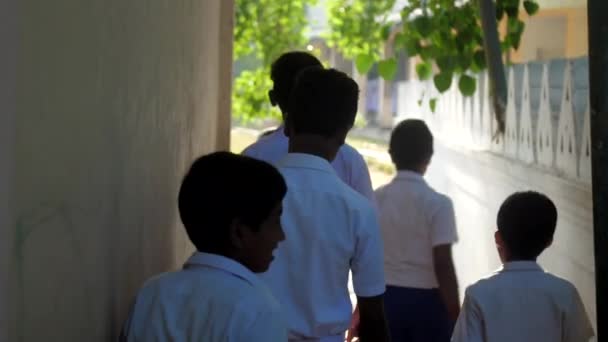 School jongens in uniformen lopen van gebouw tot schoolplein — Stockvideo