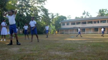 schoolboys oyun ve kız öğrenciler oyuncular bakmak hazırlamak
