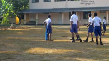 okul çocukları okul binasına karşı oyun alanında toplanıyor