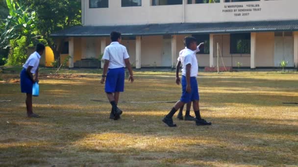 Schüler laufen auf Spielplatz gegen Schulgebäude — Stockvideo