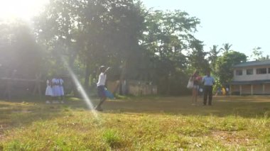 mavi kriket yarasa silueti ile aktif çocuk topu yakalar