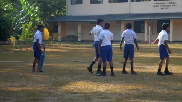 Singhalesische Jungen in Uniformen bereiten sich auf Cricket vor — Stockvideo