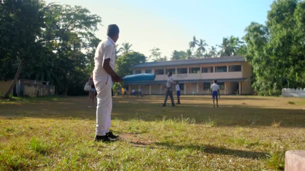 Školní netopýři létající míč na kriketu podzimní hra pomalé — Stock video
