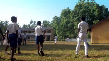 adam oyun boyunca yürüyen okul arkadaşları yakınında yarasa tutar