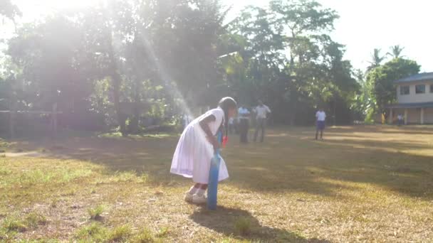 Sinhalese дівчина бере крикет м'яч і кидає — стокове відео