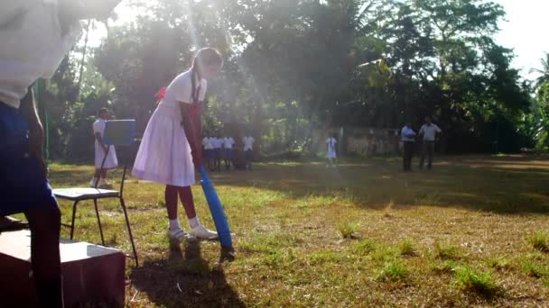 Jovem senhora em silhueta vestido branco detém morcego de críquete azul — Vídeo de Stock