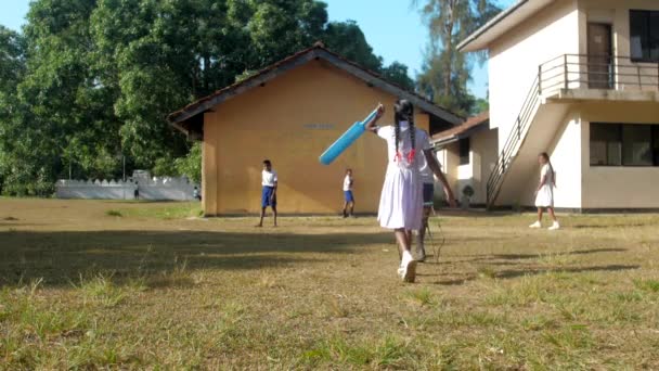 Syngaleski dzieci w mundurach chodzić do szkoły budynku — Wideo stockowe