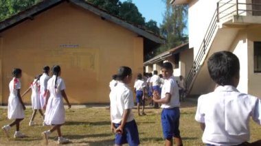 Sinhalese okul çocukları aradan sonra sınıflara dönmek