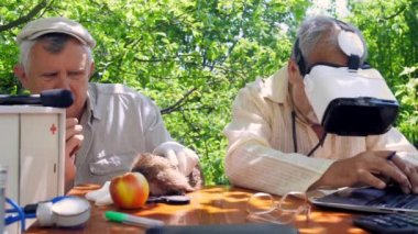 yaşlı insanlar kahverengi ahşap masa üzerinde kirpi tutun ve incelemek