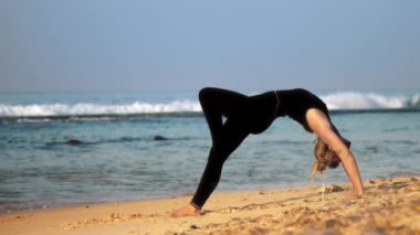 siyah eşofmanlı kız bacak ile yoga poz tekerlek yok