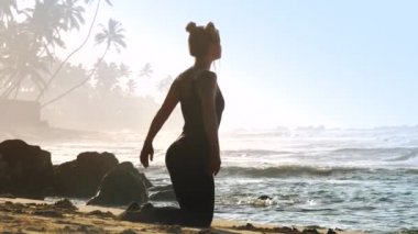 siyah eşofman uygulamaları yoga sportif kız güvercin poz