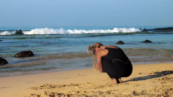 Vacker brunett praxis yoga meditation på Sandy Beach — Stockvideo