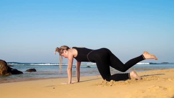 Attrayant jeune femme exercices à l'océan bleu sans fin — Video