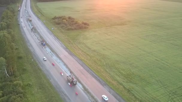 Stroje fungují při opravě dálnic v leteckém zobrazení na venkovském místě — Stock video