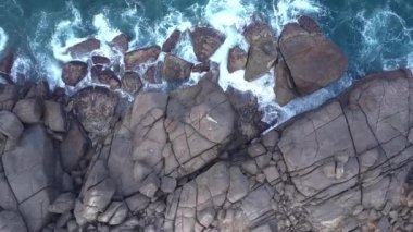 büyük taşlar ile nefes kesen turkuaz okyanus kıyısı