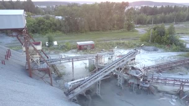 Construcción minera blanca grande anticuada sobre soporte de hormigón — Vídeos de Stock