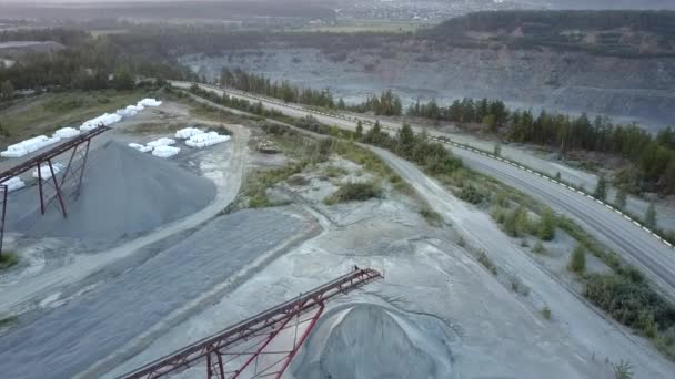 Sector minero abandonado con elementos oxidados y bolsas blancas — Vídeo de stock