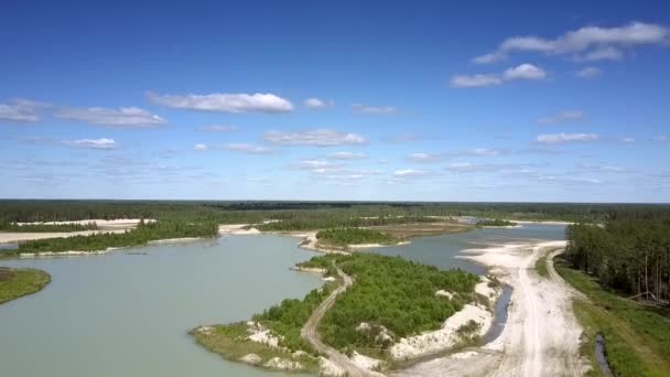 Дорога на косі в спокійному озері під літнім небом повітряна панорама — стокове відео