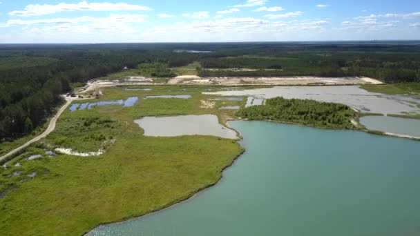 Jezioro z wyspami i bagien miejscu na piasku pit górnym widoku — Wideo stockowe