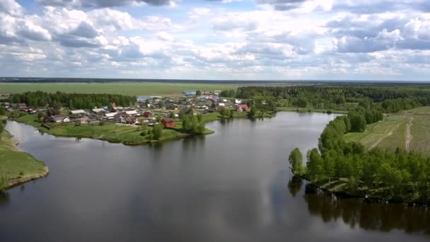 Río se divide cerca de pequeño pueblo rodeado de campos interminables — Vídeo de stock