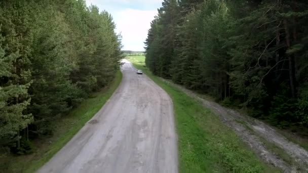 Vehículo blanco conduce lentamente a lo largo del viejo camino dañado — Vídeos de Stock