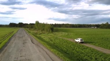 modern otomobil zemin yol boyunca geriye doğru sürücüler