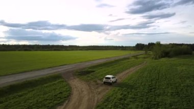 beyaz spor yeni araç geriye doğru üst görünüm sürücüler